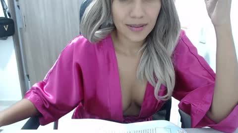 Snapshot of isabela_oh chatting on 12, 2, 2025 Isabela online show from 12, 2, 2025