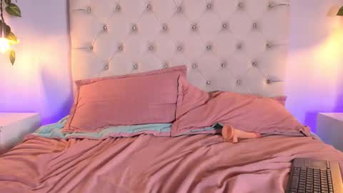 Snapshot of isabella_flowerss chatting on 14, 10, 2025   online show from 14, 10, 2025