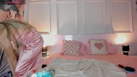 Isabella  online show from 22, 9, 2025