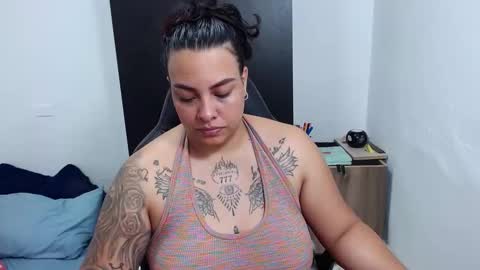 Snapshot of isabella_hots chatting on 5, 2, 2025 estefania online show from 5, 2, 2025