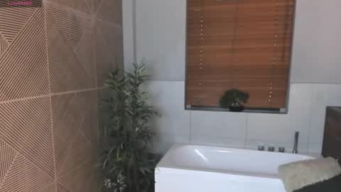 I S A  S AN D E R S  online show from 19, 10, 2025