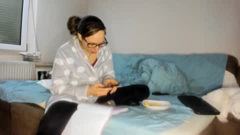 Issabelle online show from 25, 2, 2025