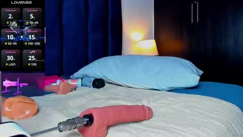 Snapshot of issac_james_ chatting on 23, 9, 2025 ISSAC online show from 23, 9, 2025