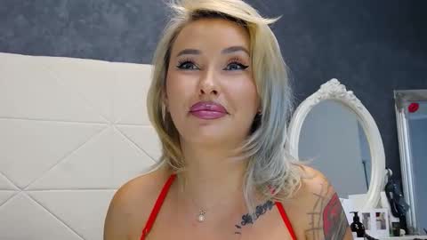 IssaSmyth online show from 7, 10, 2025