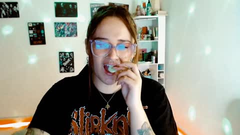 Snapshot of issis_demon chatting on 7, 12, 2024 Yiz online show from 7, 12, 2024