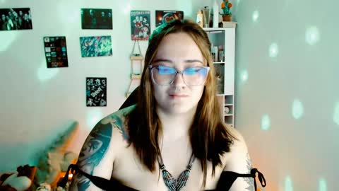 Snapshot of issis_demon chatting on 8, 2, 2025 Yiz online show from 8, 2, 2025