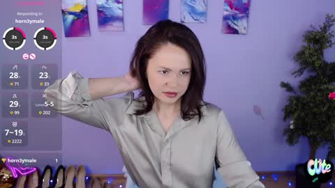 Snapshot of izzy_cam chatting on 2, 2, 2025 Queen of nylon  Victoria online show from 2, 2, 2025