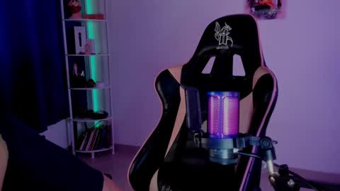 Linda Sofia help me get to 100 thumbs up online show from 8, 1, 2025