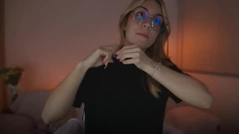 Linda Sofia help me get to 100 thumbs up online show from 21, 9, 2025