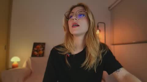 Linda Sofia help me get to 100 thumbs up online show from 14, 10, 2025