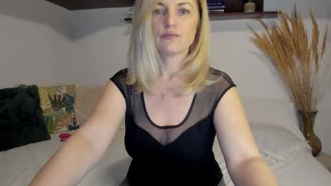 Snapshot of jadore_able82 chatting on 25, 3, 2026 elena online show from 25, 3, 2026