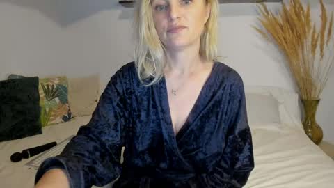 Snapshot of jadore_able82 chatting on 17, 4, 2026 elena online show from 17, 4, 2026
