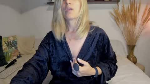 Snapshot of jadore_able82 chatting on 4, 6, 2026 elena online show from 4, 6, 2026