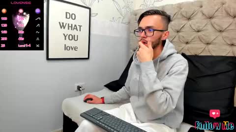 jakemagnus_ online show from 2, 1, 2025