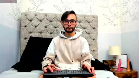 jakemagnus_ online show from 5, 1, 2025