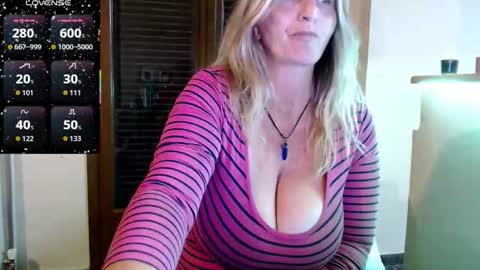 Snapshot of jennadeluxe chatting on 22, 12, 2025 Jenna online show from 22, 12, 2025