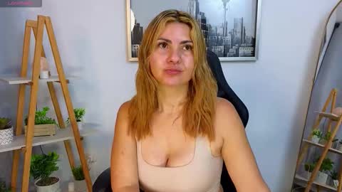 bella  adams online show from 17, 10, 2025