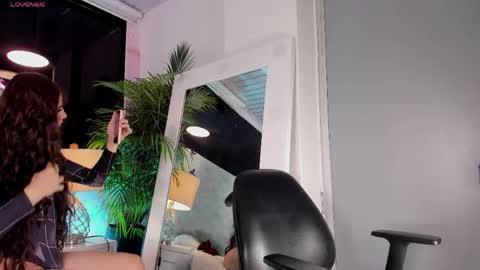 JESSI AND NAOMI online show from 5, 5, 2026