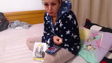 Snapshot of jessiestar3 chatting on 11, 10, 2025 jessiestar3 online show from 11, 10, 2025