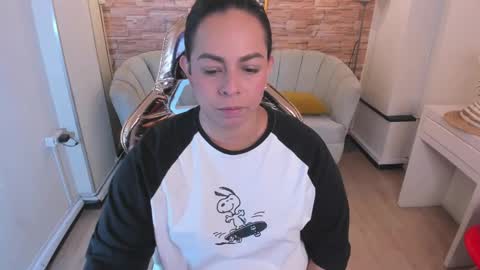 Snapshot of jimena_b chatting on 6, 3, 2025 jimena online show from 6, 3, 2025