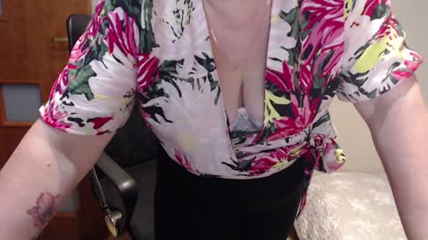 Snapshot of joannaandneighbour chatting on 3, 2, 2025 Joanna and Greg online show from 3, 2, 2025