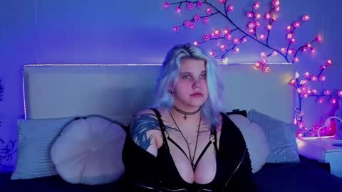 Snapshot of joannlowes chatting on 19, 9, 2025 Joann online show from 19, 9, 2025