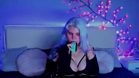 Snapshot of joannlowes chatting on 16, 10, 2025 Joann online show from 16, 10, 2025