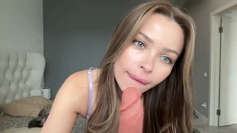 Jennie and Sophia online show from 16, 5, 2026