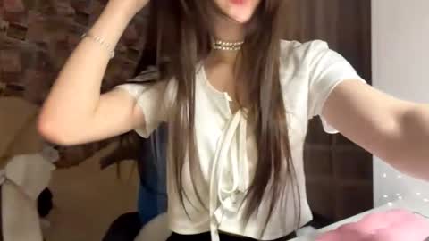 Snapshot of judyblihovde chatting on 19, 12, 2025 Mila online show from 19, 12, 2025