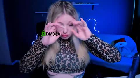 juli kisss online show from 4, 3, 2025