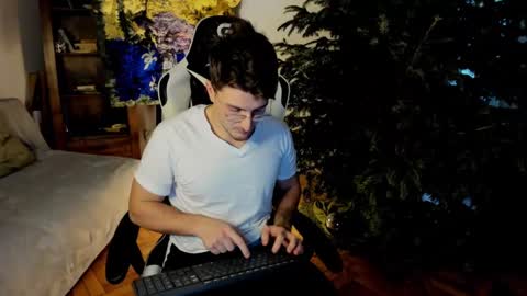 JulianDylan online show from 8, 1, 2025