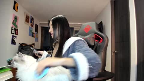 Jeimy Help me to reach 100 thumbs up online show from 9, 12, 2024