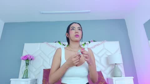 Juliet Bennet online show from 5, 3, 2025