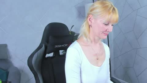 Julie Lucasss online show from 23, 4, 2026