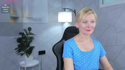Julie Lucasss online show from 3, 6, 2026