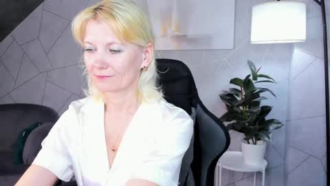 Julie Lucasss online show from 4, 6, 2026