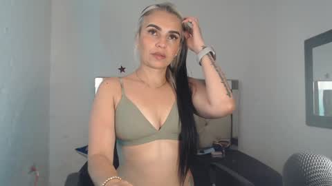 Snapshot of julieta__fox_ chatting on 14, 1, 2025 julieta__fox_ online show from 14, 1, 2025