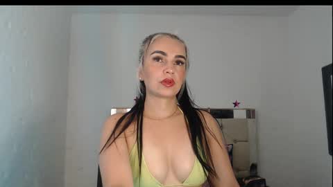 Snapshot of julieta__fox_ chatting on 15, 1, 2025 julieta__fox_ online show from 15, 1, 2025
