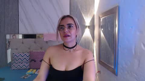 Snapshot of julieta__fox_ chatting on 20, 4, 2026 julieta__fox_ online show from 20, 4, 2026