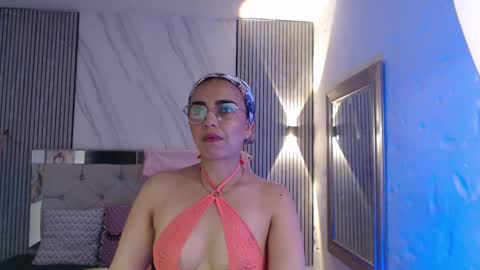 Snapshot of julieta__fox_ chatting on 6, 5, 2026 julieta__fox_ online show from 6, 5, 2026