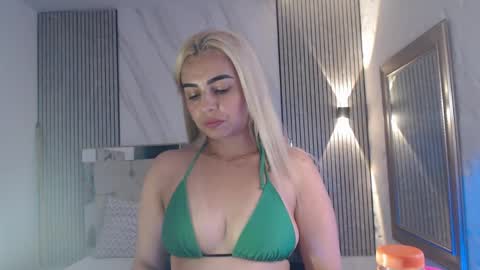 Snapshot of julieta__fox_ chatting on 5, 6, 2026 julieta__fox_ online show from 5, 6, 2026