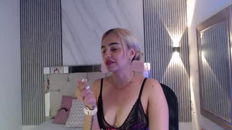 julieta__fox_ online show from 22, 6, 2026