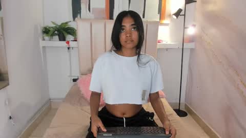 Snapshot of julieta_aguilar chatting on 15, 11, 2025 Juli online show from 15, 11, 2025