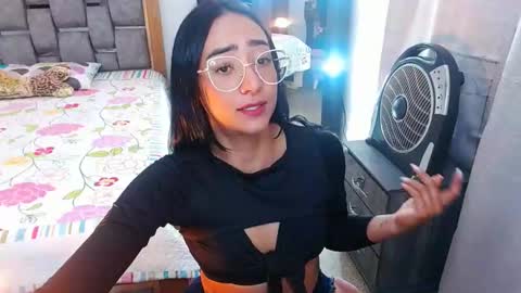 Snapshot of julieta_art1 chatting on 2, 2, 2025 julieta art1 online show from 2, 2, 2025