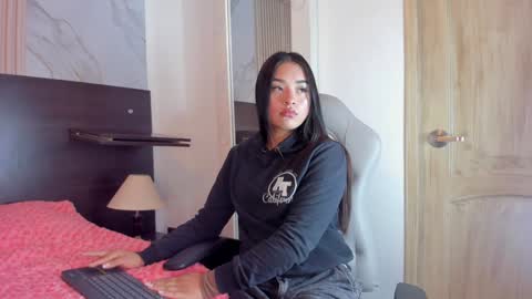 Snapshot of julieta_parker_ chatting on 8, 2, 2025 Julieta online show from 8, 2, 2025