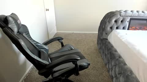 Snapshot of july_and_erick chatting on 19, 9, 2025 july online show from 19, 9, 2025