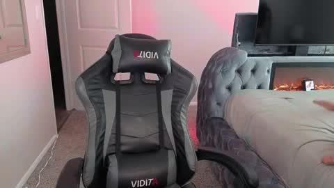 Snapshot of july_and_erick chatting on 9, 10, 2025 july online show from 9, 10, 2025