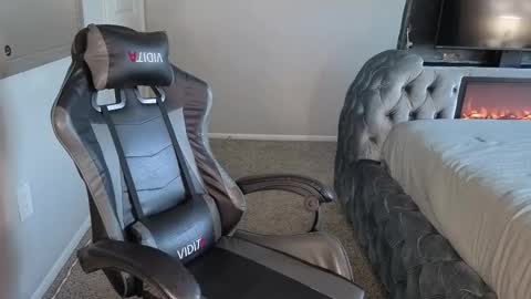 Snapshot of july_and_erick chatting on 28, 10, 2025 july online show from 28, 10, 2025