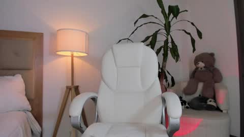 Snapshot of justmia__ chatting on 5, 4, 2026 IG imbellamiaa online show from 5, 4, 2026