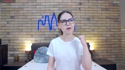 Kaila Lewis online show from 18, 9, 2025